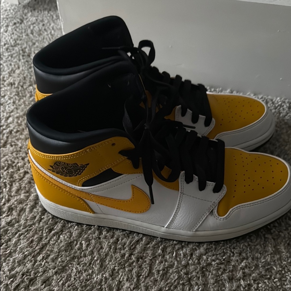 Jordan Yellow and Black Sneakers Mid-Top Design